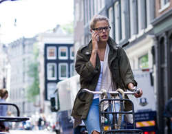Hablar por el móvil/celular manejando una bicicleta