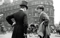 Trafalgar Square 1904. Sobreo de copa y canotier.