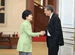 Bill Gates saluda a la presidenta de Corea del Sur, Park Geun-hye