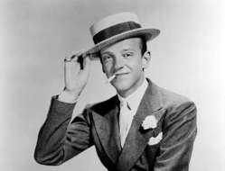 Fred Astaire de traje conb sombrero.