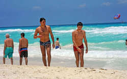 Jóvenes playa Cancún - México