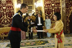 Su Majestad el Rey recibe la Carta Credencial de la embajadora del Reino de Tailandia, Rattikul Chansuriya
