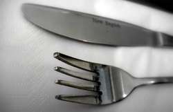 Cuchillo y tenedor de mesa.