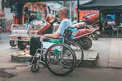 Reglas de etiqueta frente a una persona con discapacidad. Adulto en silla de ruedas