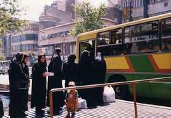 Mujeres iranis a punto de tomar un autobús.