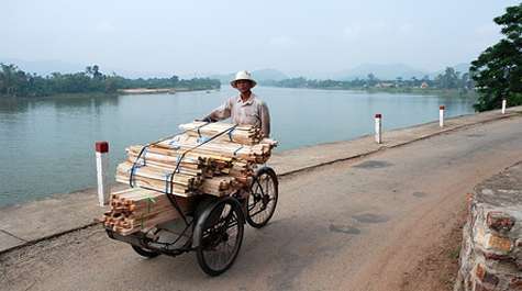 Vietnamita transportando cosas.