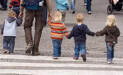 Niños cruzando por un paso de peatones.