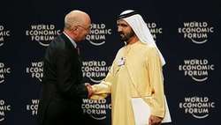 Klaus Schwab saluda a Sheikh Mohammed bin Rashid Al Maktoum.