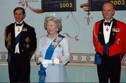 Isabel II, el Príncipe Carlos y el Dique de Edimburgo.